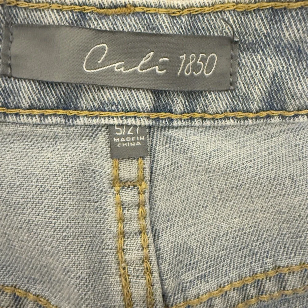Cali 1850 Women's Lightwash Denim Flower Design Size 5/27 Juniors Wide Leg